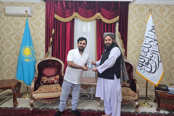 طالبان: په قزاقستان کې افغانانو ته د پاسپورټونو د وېش لړۍ پيل شوه