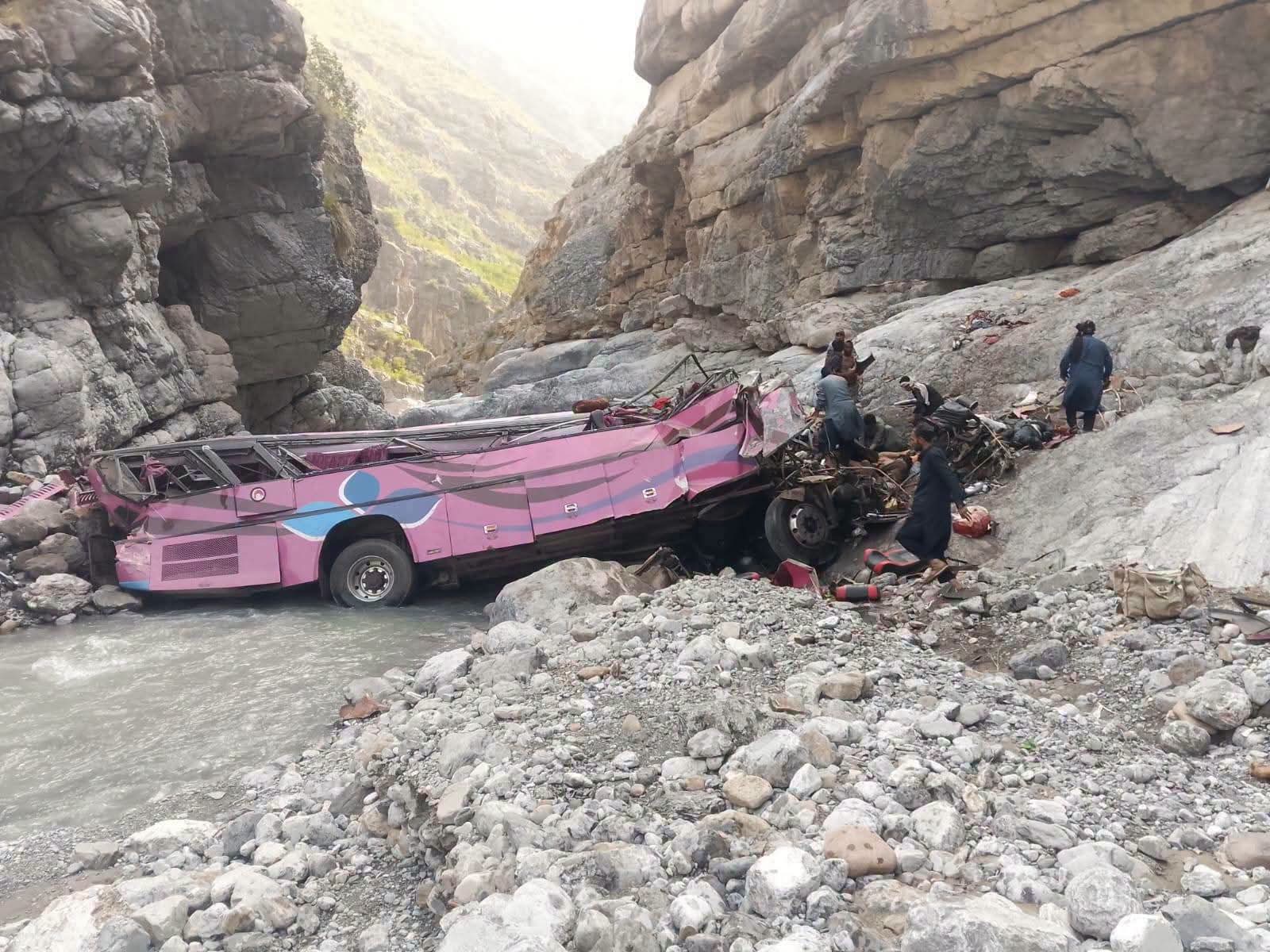 د خیبر پښتونخوا او بلوچستان پر لاره د یوه مساپر وړونکي بس لوېدو پېښه کې ۴۰ کسان مړه شوي