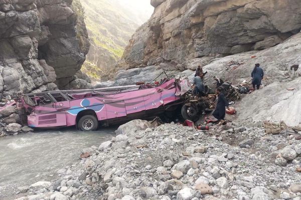 د خیبر پښتونخوا او بلوچستان پر لاره د یوه مساپر وړونکي بس لوېدو پېښه کې ۴۰ کسان مړه شوي