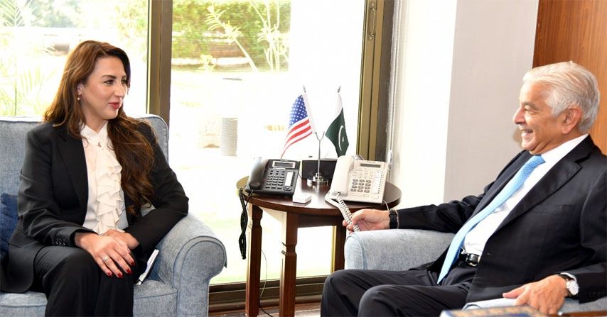 د پاکستان دفاع وزیر په دغه هېواد کې د امریکا له شارژدافیرې سره کتلي