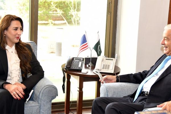 د پاکستان دفاع وزیر په دغه هېواد کې د امریکا له شارژدافیرې سره کتلي