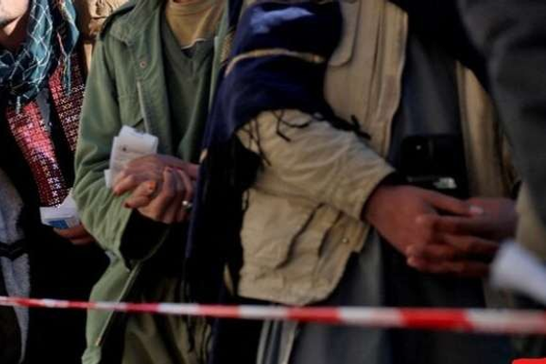 انتظار على أرصفة كابل: عمال لا يعرفون إن كانوا سيجدون ما يطعمون به أطفالهم غداً
