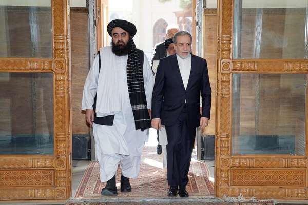 امیر خان متقي عباس عراقچي ته: پاکستان د استانبول په خبرو کې مسولیت منلو ته چمتو نه و