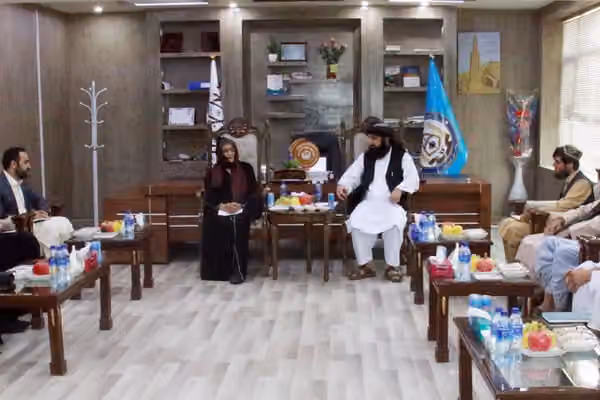 رئیس یوناما با مقامات طالبان در ننگرهار درباره بازگشتکنندگان و حوادث طبیعی گفتوگو کرد