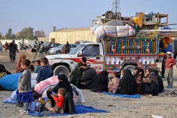 پاکستان تېره ورځ تر ۹۰۰ زیات افغان کډوال په جبري توګه افغانستان ته ستانه کړي دي
