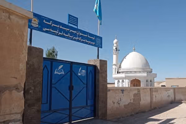 مردم در اندخوی فاریاب از ساخت مدرسه دینی طالبان در محوطه مکتب دخترانه انتقاد کردند