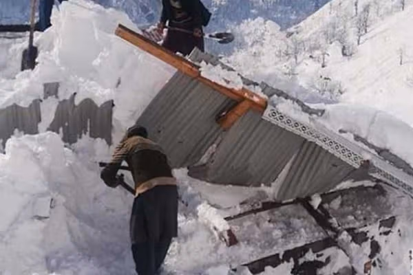 په چترال کې د واورې ښوېدنې له امله ۹ کسان مړه شوي