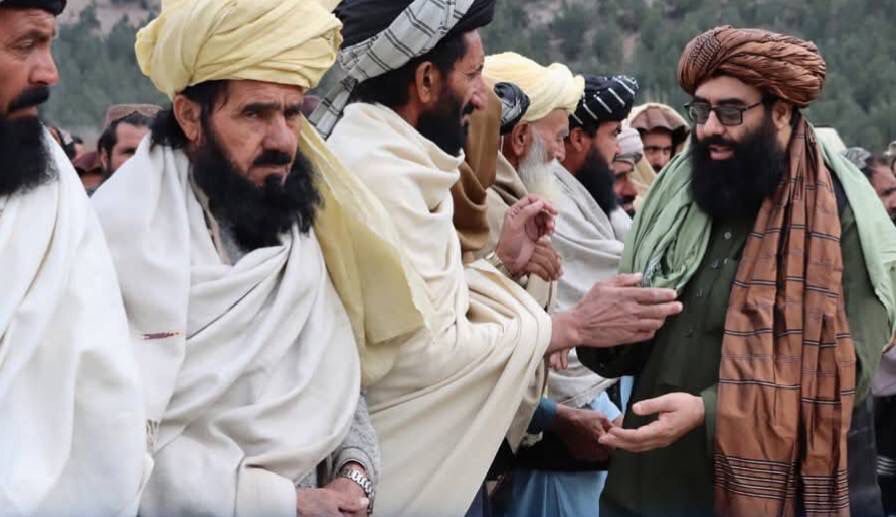 د خوست لپاره د طالبانو والي او نور امنیتي چارواکي له قومي مشرانو سره د روغبړ پرمهال