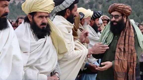 د خوست لپاره د طالبانو والي او نور امنیتي چارواکي له قومي مشرانو سره د روغبړ پرمهال