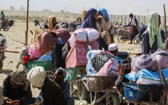 پاکستان تېره ورځ څه باندې ۸۰۰ افغان کډوال په جبري ډول اېستلي دي