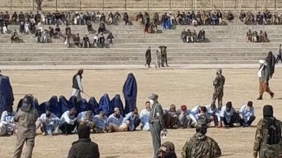 طالبان تنفذ جلداً علنياً لـ24 فردًا بينهم 5 نساء في سربل ولغمان