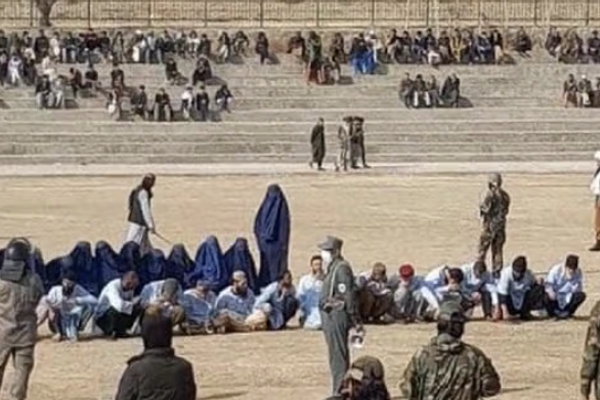 طالبان تنفذ جلداً علنياً لـ24 فردًا بينهم 5 نساء في سربل ولغمان
