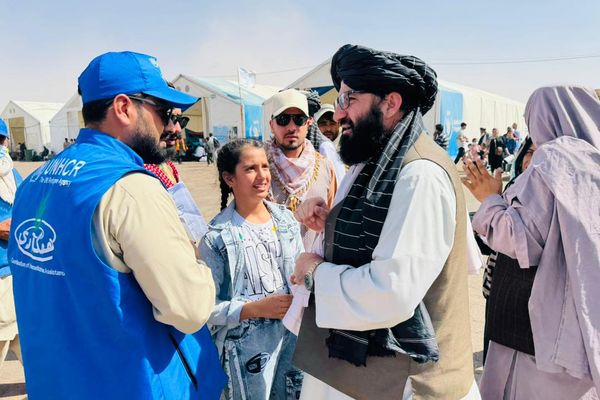طالبان: په تېره یوه میاشت کې مو پر ستنو شویو کډوالو ۲ میلیارده افغانۍ وېشلې دي