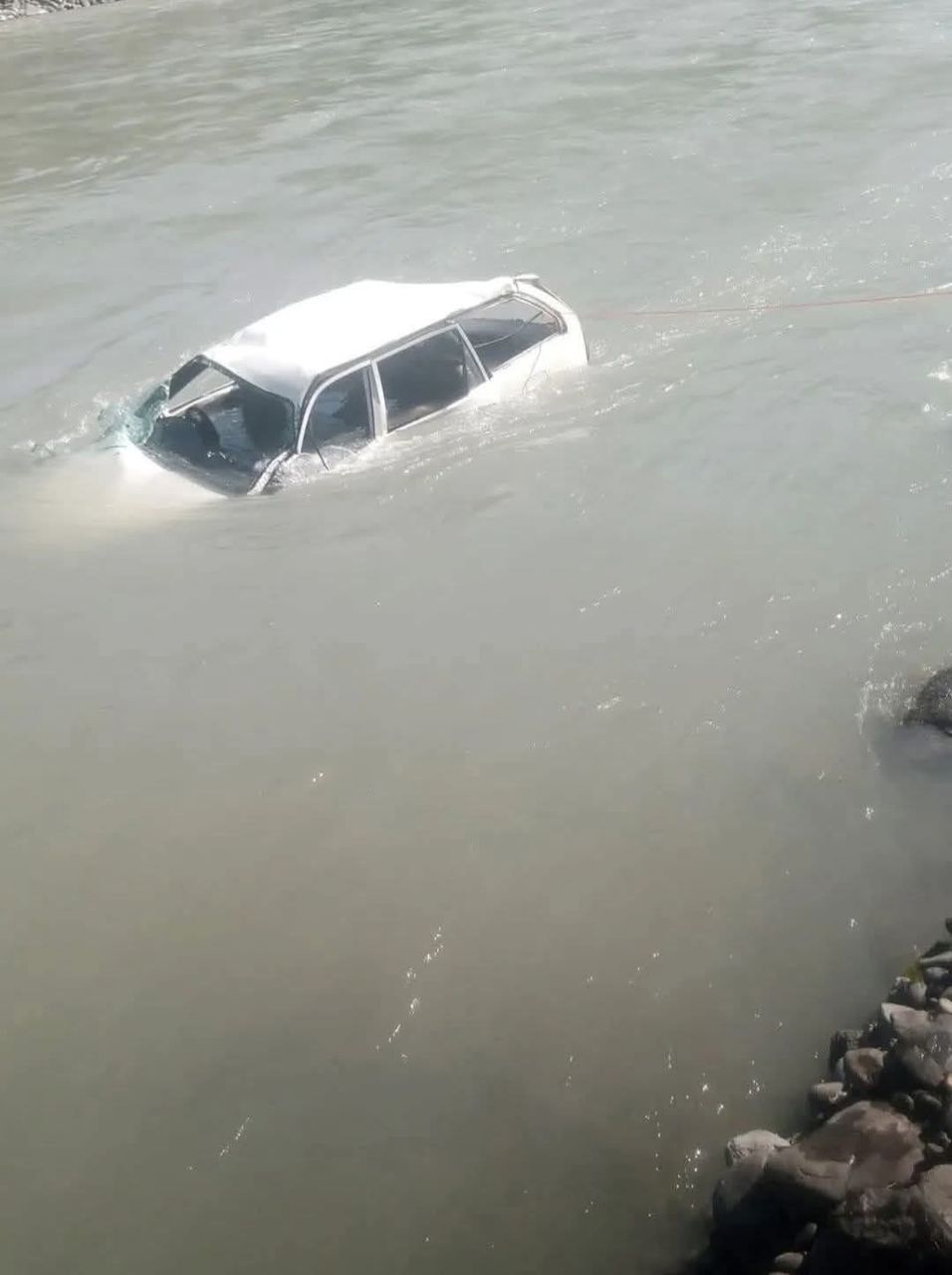 سرچینې: د کونړ په اسمار کې یو موټر سیند ته لوېدلی چې په کې څلور کسان مړه شوي دي