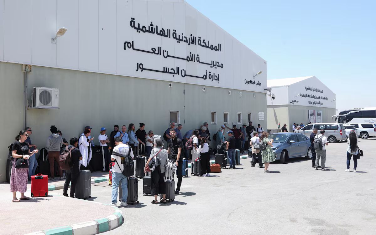 ګڼو هېوادونو له ایران او اسراییل څخه د خپلو وګړو د اېستلو لړۍ پیل کړې