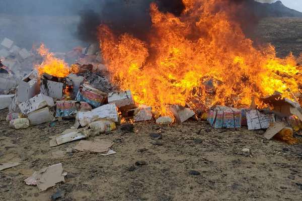 طالبان وايي په هلمند کې یې نږدې ۹ زره کیلو ګرامه قاچاقي مواد وسوځول