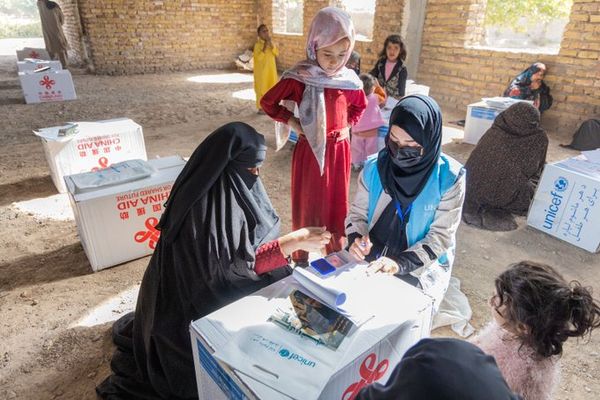 یونېسف: له ګاونډیو هېوادونو راستانه شویو افغانانو ته به د مرستو لړۍ دوام ولري