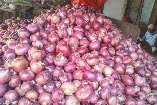 تر رومیانو وروسته؛ پاکستان کې پیاز هم دوه چنده قیمته شوي