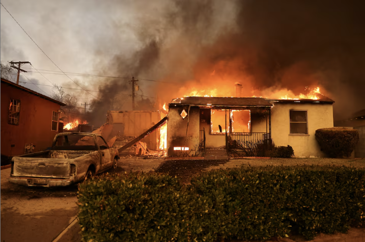 آتش‌سوزی کالیفرنیا؛ دست‌کم ۵ نفر کشته و هزار خانه‌ ویران شده‌ است