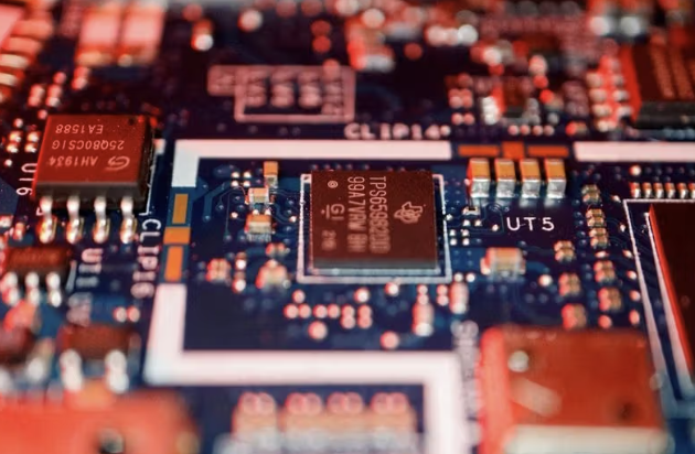 رويترز: واشنطن تضيف أجهزة تعقب لرقائق الذكاء الاصطناعي لقطع وصولها إلى الصين