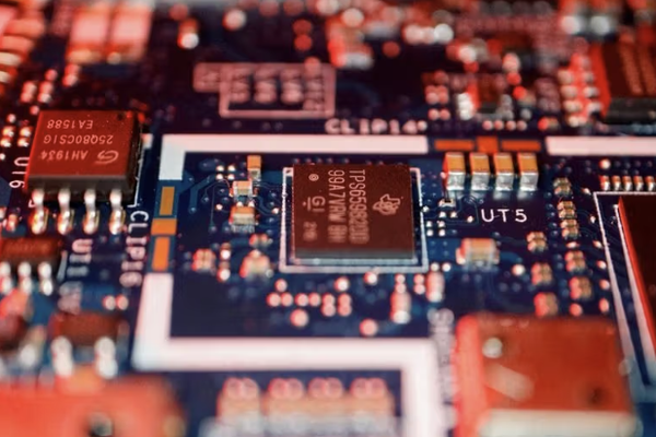 رويترز: واشنطن تضيف أجهزة تعقب لرقائق الذكاء الاصطناعي لقطع وصولها إلى الصين