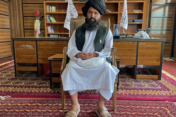 وزير التعليم العالي في طالبان يصفع طالباً جامعياً بسبب ارتدائه قبعة أوزبكية
