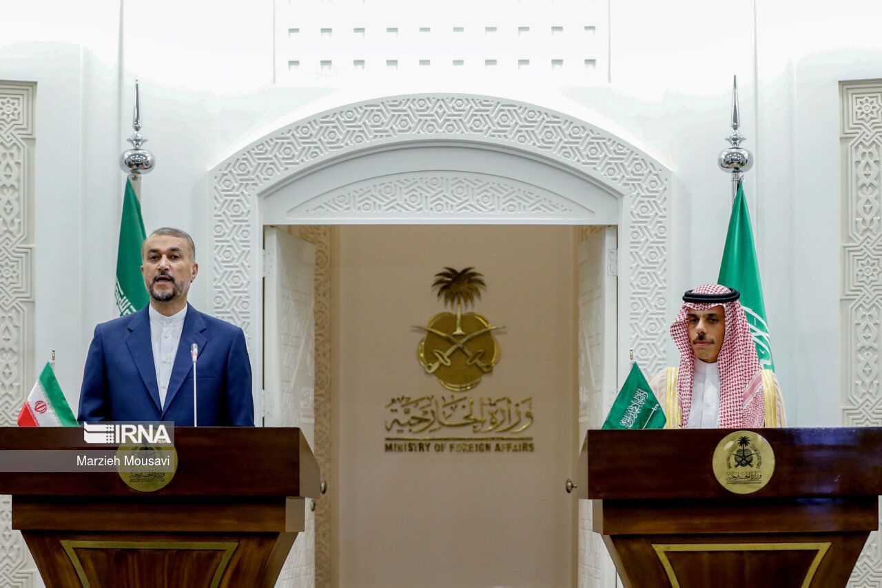  د ایران د بهرنیو چارو وزیر: له سعودي سره د ایران اړیکې مخ پر ودې دي  