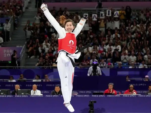 اشرف غنی: پیروزی ذکیه خدادادی، جرقه امید برای آینده‌ای عاری از تبعیض است