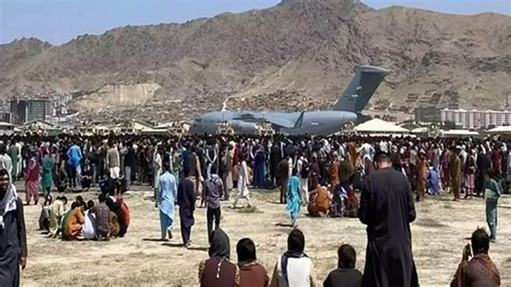 د جمهوري نظام له سقوط وروسته د کابل هوايي ډګر انځور