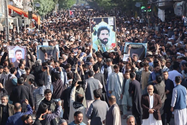 په هرات کې زرګونو کسانو د ملکي وګړو د وژل کېدو په غبرګون کې لاریون کړی