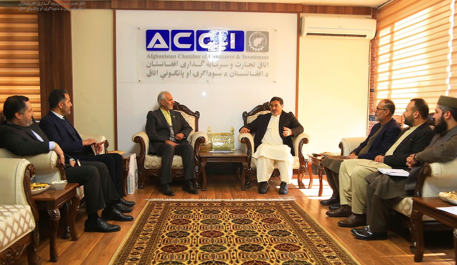 د افغانستان سوداګرۍ خونې د ایران سفیر سره د سوداګرۍ او پانګونې پر پراختیا خبرې کړې