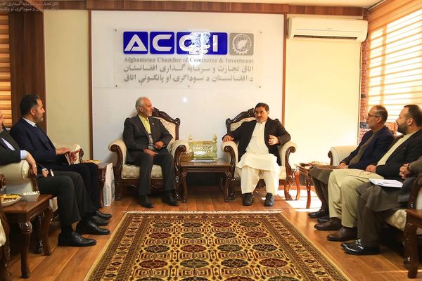 د افغانستان سوداګرۍ خونې د ایران سفیر سره د سوداګرۍ او پانګونې پر پراختیا خبرې کړې