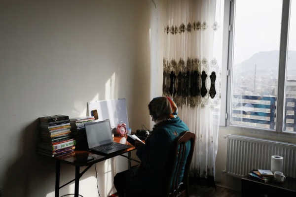 الأمم المتحدة: العنف الرقمي يقيّد وصول النساء الأفغانيات إلى التعليم والفرص