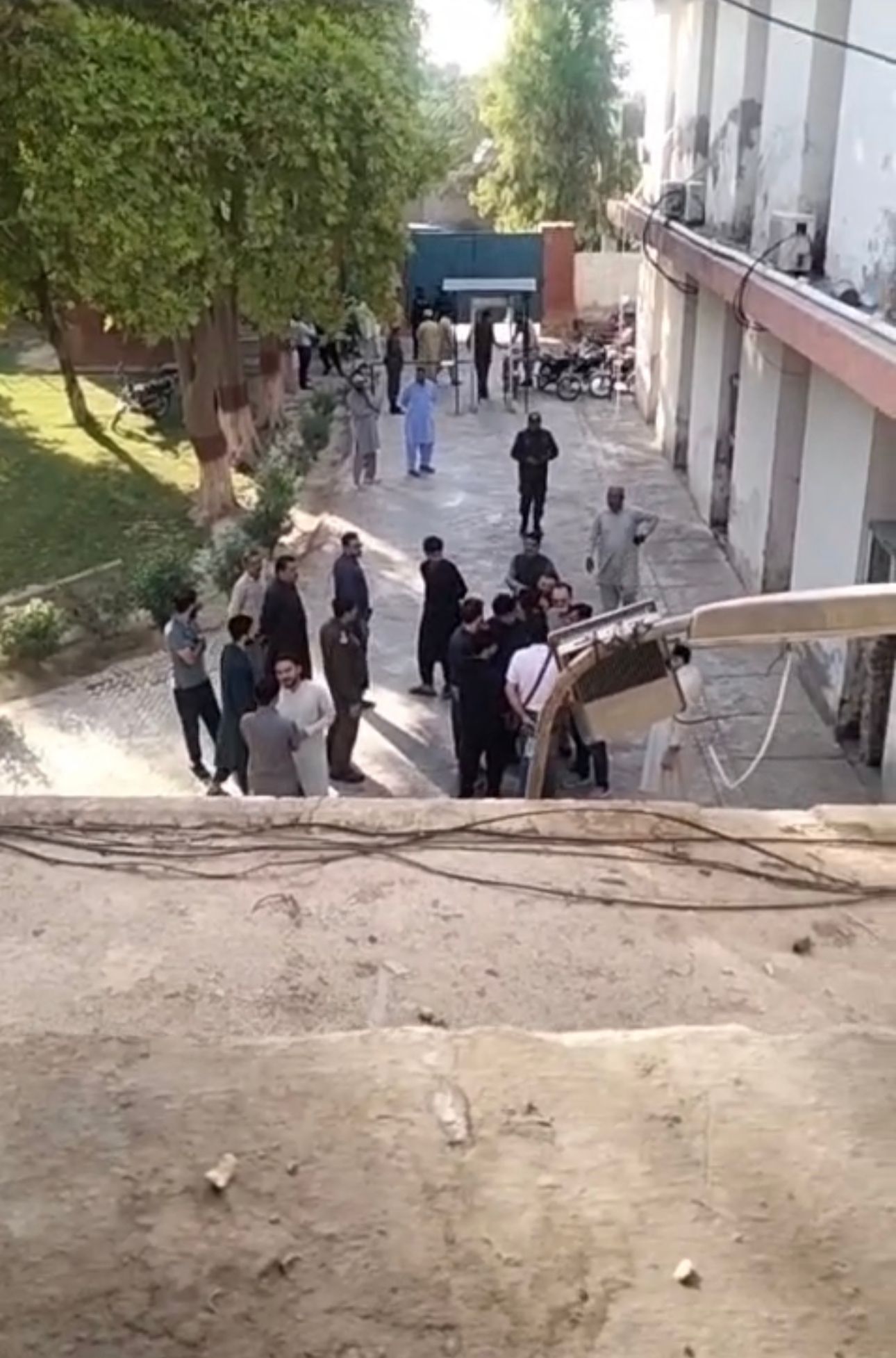 د پنجاب پولیسو د ویزو د نه لرلو له امله ۱۲ افغان ډاکټران او د طب ۵ محصلین بندیان کړي