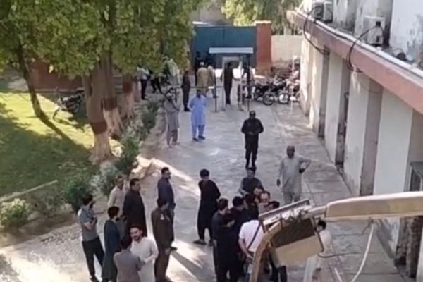 د پنجاب پولیسو د ویزو د نه لرلو له امله ۱۲ افغان ډاکټران او د طب ۵ محصلین بندیان کړي