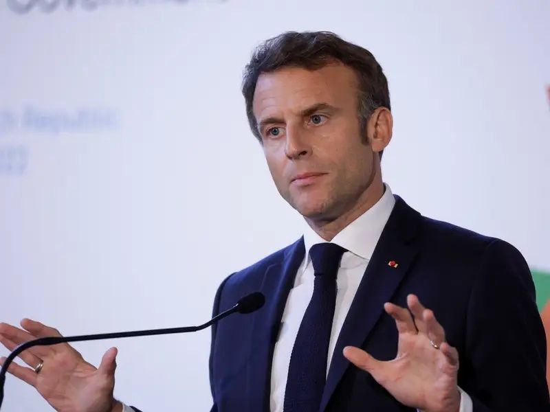 د فرانسې ولسمشر: افغان مېرمنې دې راتلونکې ته هیله‌مندې اوسي