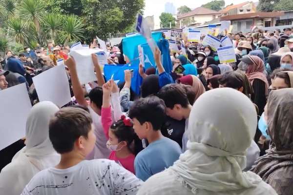 پناهجویان افغان در اندونزیا مقابل دفتر سازمان ملل و سفارت استرالیا اعتراض کردند