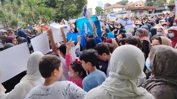 پناهجویان افغان در اندونزیا مقابل دفتر سازمان ملل و سفارت استرالیا اعتراض کردند