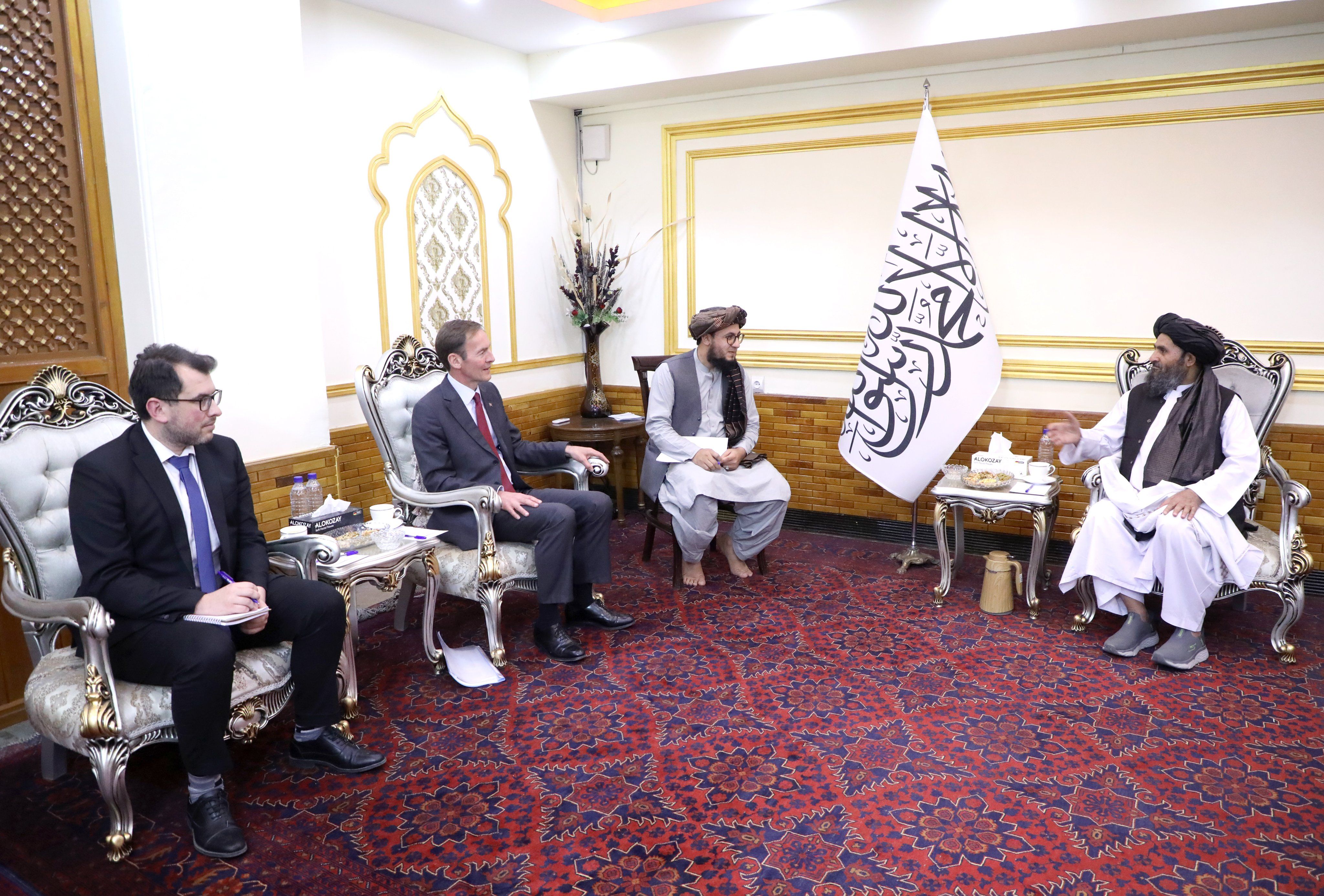 معاون اقتصادی طالبان و نماینده ویژه بریتانیا در مورد کمک‌های بشردوستانه گفت‌وگو کردند