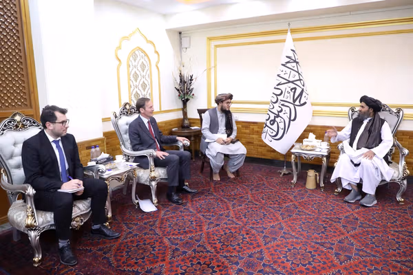 معاون اقتصادی طالبان و نماینده ویژه بریتانیا در مورد کمکهای بشردوستانه گفتوگو کردند