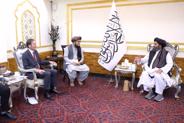 ملا برادر او د برېتانیا استازی د ګډو همکاریو پر پیاوړتیا غږېدلي