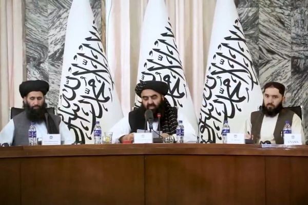امیرخان متقي: د افغانستان تښتول شوې الوتکې دې بېرته افغانانو ته وسپارل شي