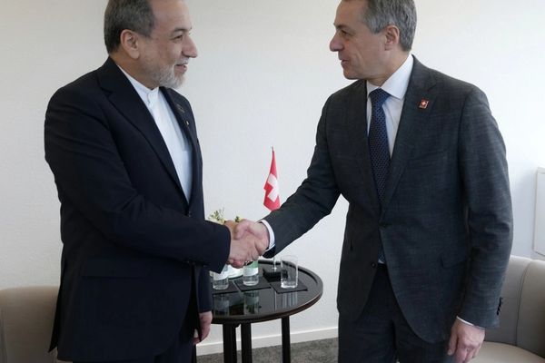 سویس: له عراقچي مو وغوښتل چې په ایران کې د معترضینو پروړاندې تاوتریخوالي ودروي