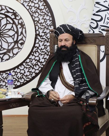 خلیل رحمان حقانی، وزیر پیشین مهاجرین و عودتکنندگان طالبان که در ماه قوس ۱۴۰۳ در حمله داعش در کابل کشته شد.