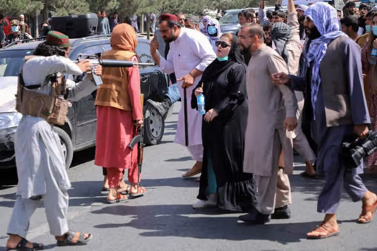ذكرى سقوط كابل في الإعلام العالمي.. من تحسن الأمن إلى قمع النساء وتطبيع التعامل مع طالبان