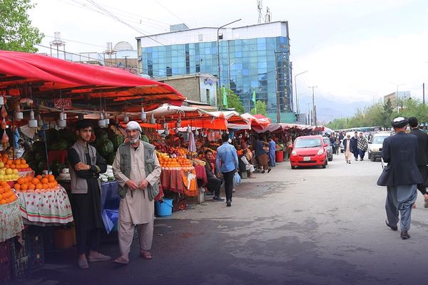 رهبر طالبان برای تنظیم فعالیت دستفروشان فرمان داد