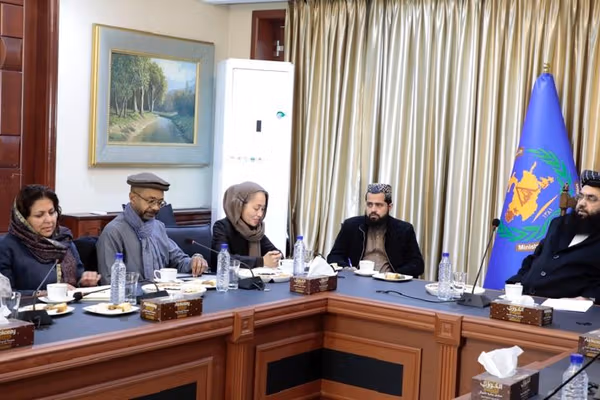 مولوي عبدالکبیر: په ګاونډیو هېوادونو کې د مېشتو افغان کډوالو وضعیت د اندېښنې وړ دی