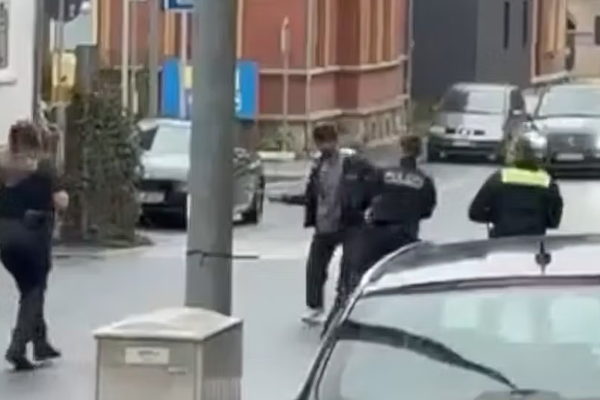 أفغاني متهم بمهاجمة الشرطة بقضيب حديدي في ألمانيا يتراجع عن اعترافه