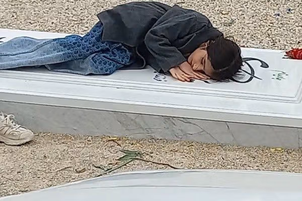 کشتار معترضان ایران؛ آنجلینا جولی تصویر دختر خوابیده بر مزار مادر معترض را بازنشر کرد