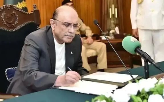 اصف علي زرداري د پاکستان د پوځ، سمندري او هوايي ځواکونو لایحې لاسلیک کړې